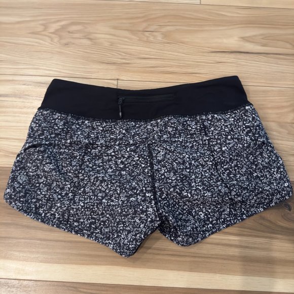 Lululemon Speed Up Low-Rise Short 2.5" - Size 6- Venture Floral Alpine - Picture 2 of 3
